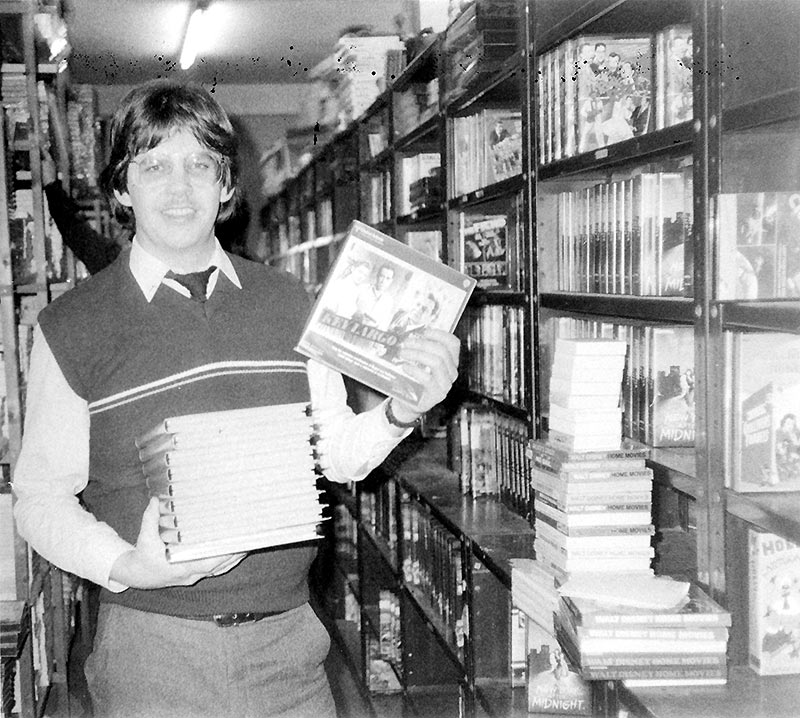 Ged Jones präsentiert stolz die neueste Veröffentlichung